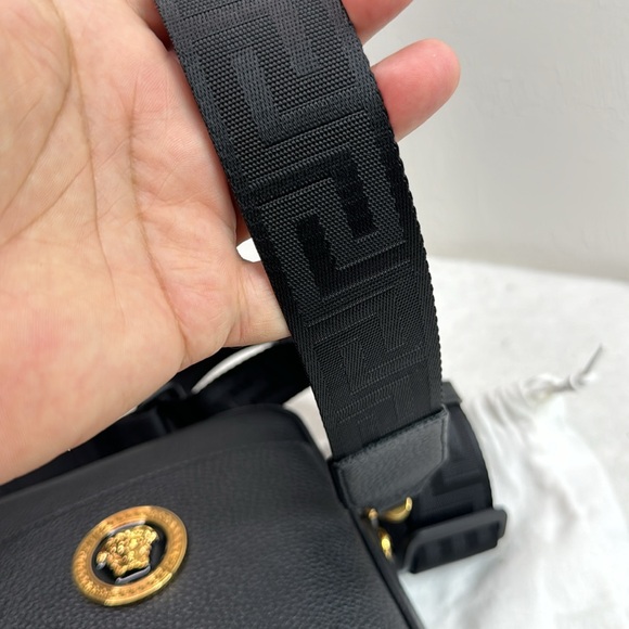 VERSACE NEW BLACK GOLD PEBBLE LEATHER MEDUSA UNISEX SHOULDER / CROSSBODY BAG - Picture 16 of 16
